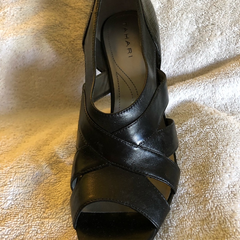 Nib never worn 7.5 black Tahari shoes